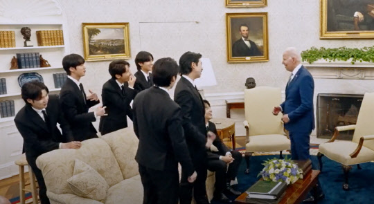 조 바이든 미국 대통령과 BTS멤버들이 백악관에서 만남을 갖고 있다. 바이든 대통령 트위터 영상 갈무리